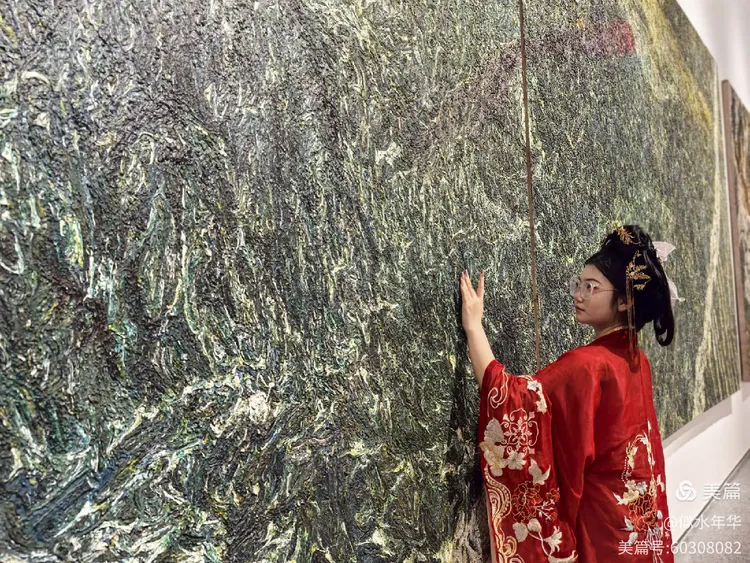 用微小的视角勾勒出草芥顽强坚韧的品格,叹为观止